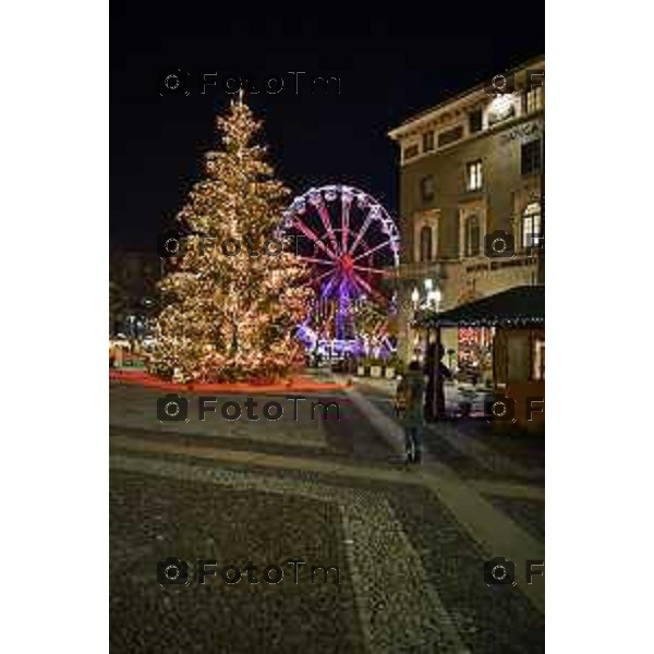 Foto Manzoni Tiziano/LaPresse 14-12-2022 Italia - Cronaca - Bergamo Luminarie vista dall\'alto ruota panoramica