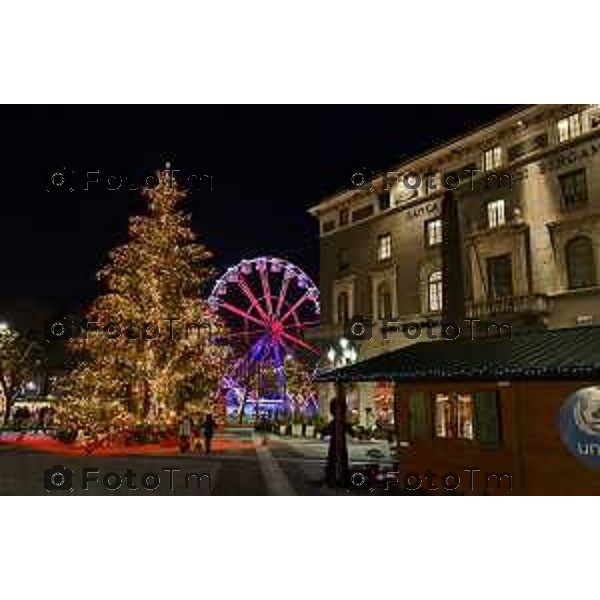 Foto Manzoni Tiziano/LaPresse 14-12-2022 Italia - Cronaca - Bergamo Luminarie vista dall\'alto ruota panoramica