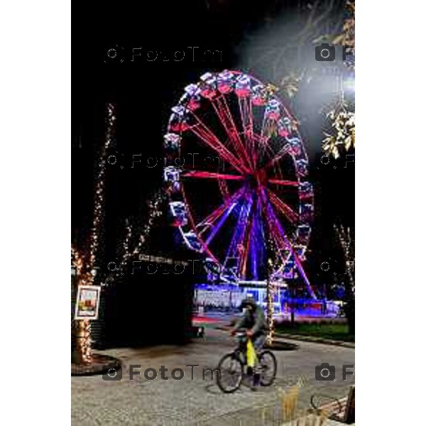 Foto Manzoni Tiziano/LaPresse 14-12-2022 Italia - Cronaca - Bergamo Luminarie vista dall\'alto ruota panoramica