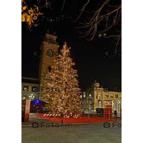 Foto Manzoni Tiziano/LaPresse 14-12-2022 Italia - Cronaca - Bergamo Luminarie vista dall\'alto ruota panoramica