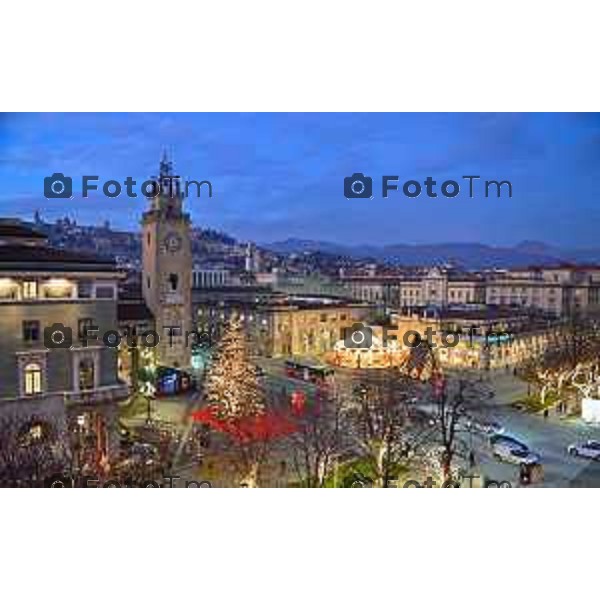 Foto Manzoni Tiziano/LaPresse 14-12-2022 Italia - Cronaca - Bergamo Luminarie vista dall\'alto ruota panoramica