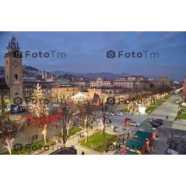 Foto Manzoni Tiziano/LaPresse 14-12-2022 Italia - Cronaca - Bergamo Luminarie vista dall\'alto ruota panoramica