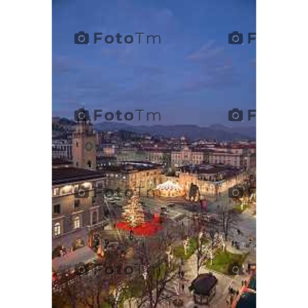 Foto Manzoni Tiziano/LaPresse 14-12-2022 Italia - Cronaca - Bergamo Luminarie vista dall\'alto ruota panoramica