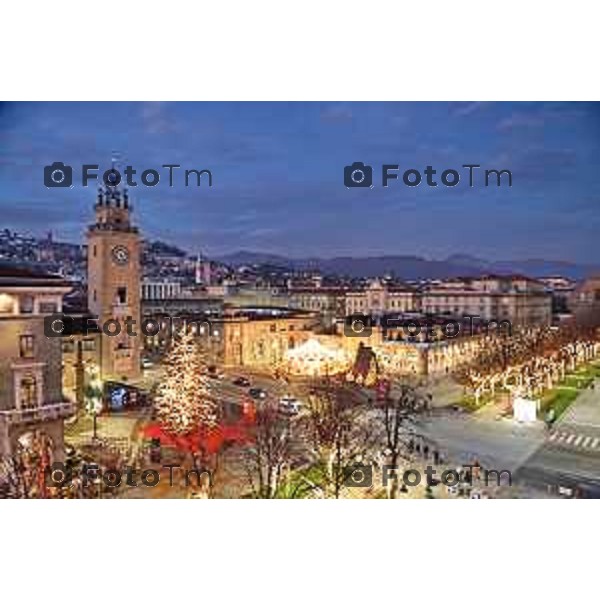 Foto Manzoni Tiziano/LaPresse 14-12-2022 Italia - Cronaca - Bergamo Luminarie vista dall\'alto ruota panoramica