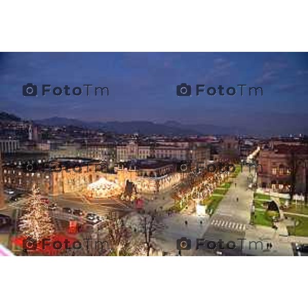 Foto Manzoni Tiziano/LaPresse 14-12-2022 Italia - Cronaca - Bergamo Luminarie vista dall\'alto ruota panoramica