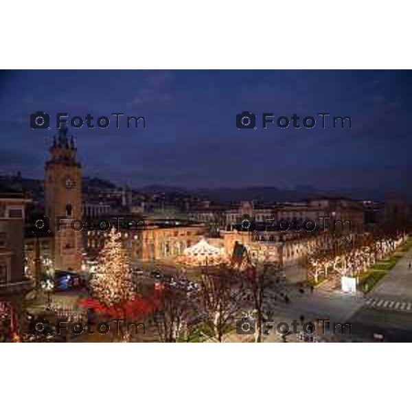 Foto Manzoni Tiziano/LaPresse 14-12-2022 Italia - Cronaca - Bergamo Luminarie vista dall\'alto ruota panoramica