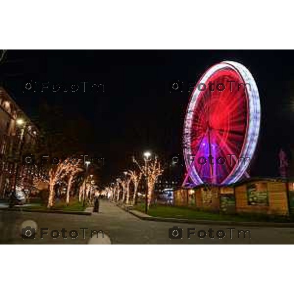 Foto Manzoni Tiziano/LaPresse 14-12-2022 Italia - Cronaca - Bergamo Luminarie vista dall\'alto ruota panoramica