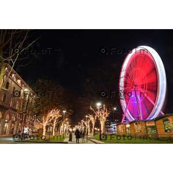 Foto Manzoni Tiziano/LaPresse 14-12-2022 Italia - Cronaca - Bergamo Luminarie vista dall\'alto ruota panoramica