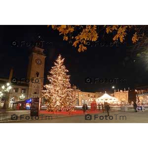 Foto Manzoni Tiziano/LaPresse 14-12-2022 Italia - Cronaca - Bergamo Luminarie vista dall\'alto ruota panoramica