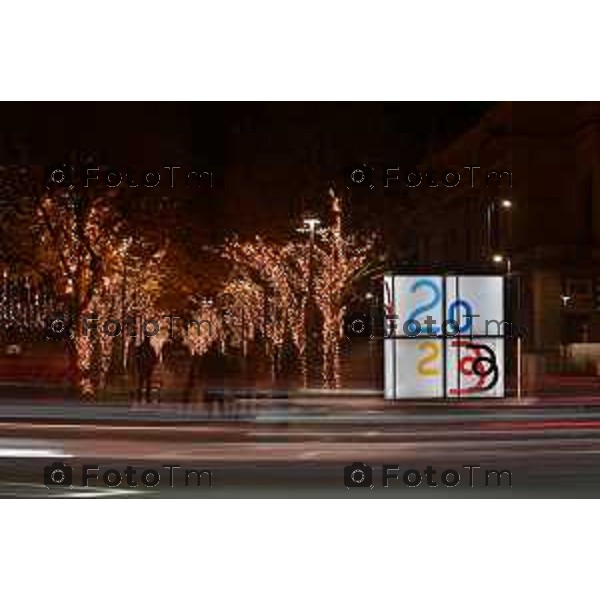 Foto Manzoni Tiziano/LaPresse 14-12-2022 Italia - Cronaca - Bergamo Luminarie vista dall\'alto ruota panoramica