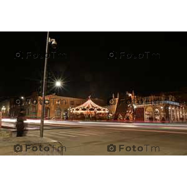 Foto Manzoni Tiziano/LaPresse 14-12-2022 Italia - Cronaca - Bergamo Luminarie vista dall\'alto ruota panoramica