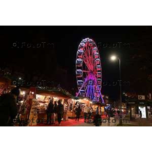 Foto Manzoni Tiziano/LaPresse 14-12-2022 Italia - Cronaca - Bergamo Luminarie vista dall\'alto ruota panoramica