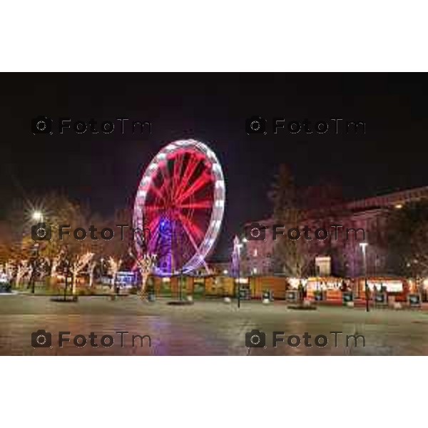 Foto Manzoni Tiziano/LaPresse 14-12-2022 Italia - Cronaca - Bergamo Luminarie vista dall\'alto ruota panoramica