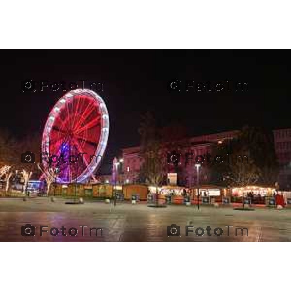 Foto Manzoni Tiziano/LaPresse 14-12-2022 Italia - Cronaca - Bergamo Luminarie vista dall\'alto ruota panoramica