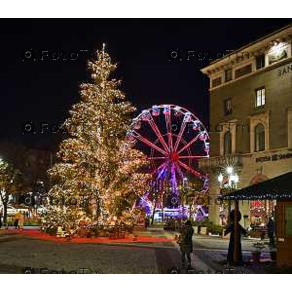 Foto Manzoni Tiziano/LaPresse 14-12-2022 Italia - Cronaca - Bergamo Luminarie vista dall\'alto ruota panoramica