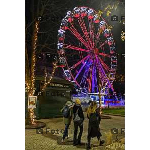 Foto Manzoni Tiziano/LaPresse 14-12-2022 Italia - Cronaca - Bergamo Luminarie vista dall\'alto ruota panoramica