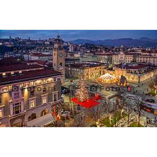 Foto Manzoni Tiziano/LaPresse 14-12-2022 Italia - Cronaca - Bergamo Luminarie vista dall\'alto ruota panoramica