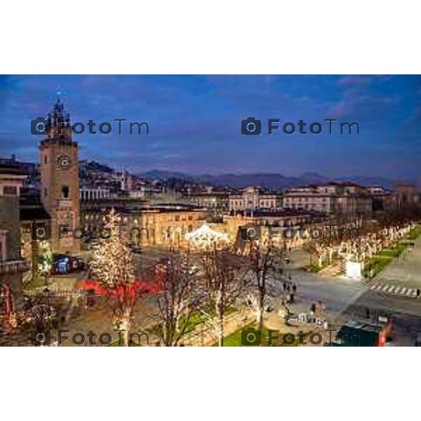 Foto Manzoni Tiziano/LaPresse 14-12-2022 Italia - Cronaca - Bergamo Luminarie vista dall\'alto ruota panoramica