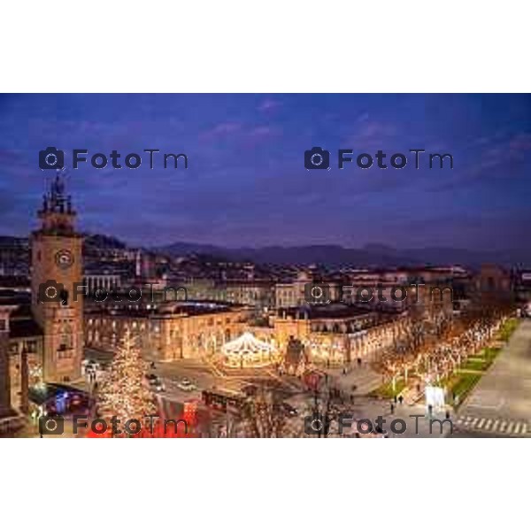 Foto Manzoni Tiziano/LaPresse 14-12-2022 Italia - Cronaca - Bergamo Luminarie vista dall\'alto ruota panoramica