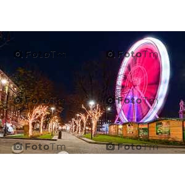 Foto Manzoni Tiziano/LaPresse 14-12-2022 Italia - Cronaca - Bergamo Luminarie vista dall\'alto ruota panoramica