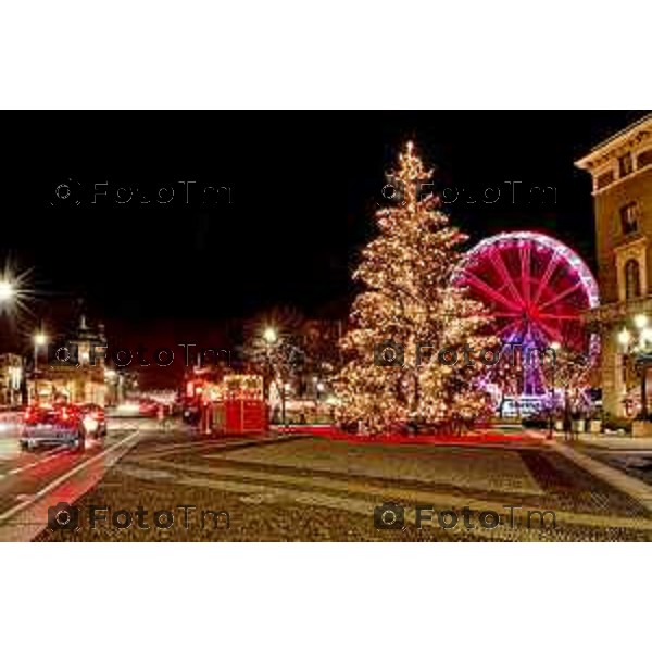 Foto Manzoni Tiziano/LaPresse 14-12-2022 Italia - Cronaca - Bergamo Luminarie vista dall\'alto ruota panoramica