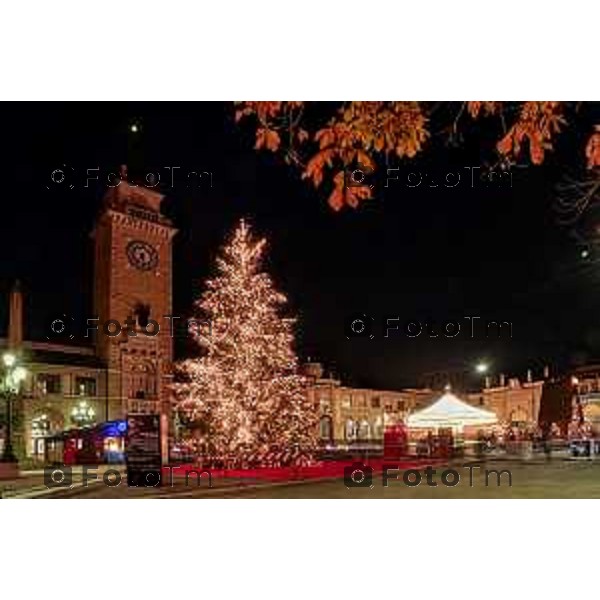 Foto Manzoni Tiziano/LaPresse 14-12-2022 Italia - Cronaca - Bergamo Luminarie vista dall\'alto ruota panoramica