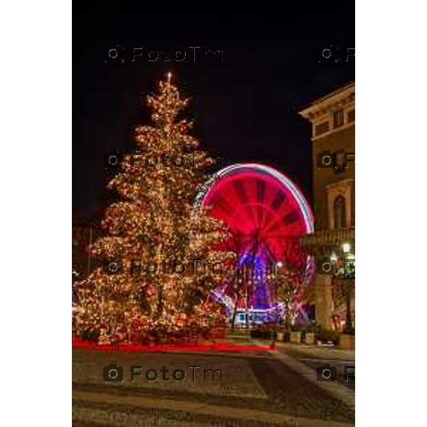 Foto Manzoni Tiziano/LaPresse 14-12-2022 Italia - Cronaca - Bergamo Luminarie vista dall\'alto ruota panoramica