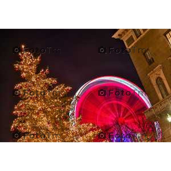 Foto Manzoni Tiziano/LaPresse 14-12-2022 Italia - Cronaca - Bergamo Luminarie vista dall\'alto ruota panoramica