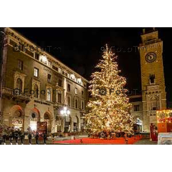 Foto Manzoni Tiziano/LaPresse 14-12-2022 Italia - Cronaca - Bergamo Luminarie vista dall\'alto ruota panoramica