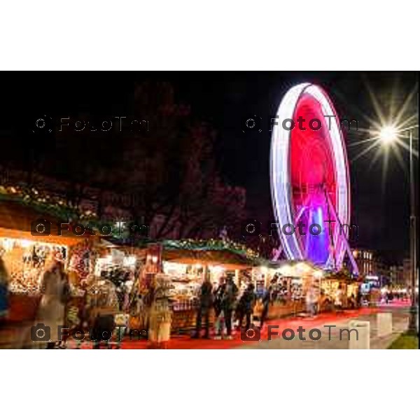 Foto Manzoni Tiziano/LaPresse 14-12-2022 Italia - Cronaca - Bergamo Luminarie vista dall\'alto ruota panoramica