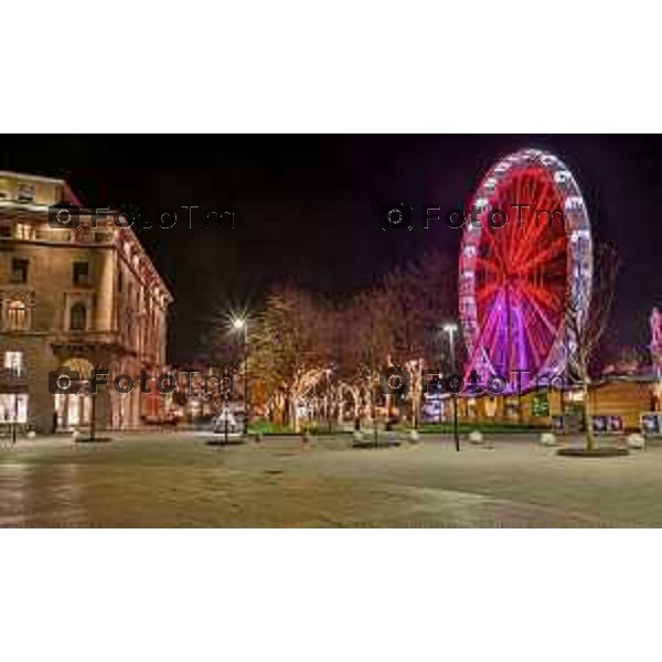 Foto Manzoni Tiziano/LaPresse 14-12-2022 Italia - Cronaca - Bergamo Luminarie vista dall\'alto ruota panoramica