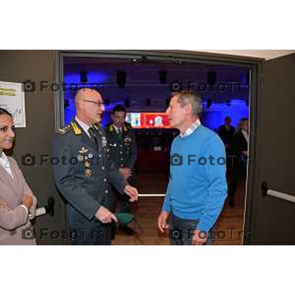 Foto Manzoni Tiziano/LaPresse 16-12-22 Bergamo Italia - Cronaca -Bergamo Presentazione del calendario storico dell\'Accademia della Guardia di Finanza Tino Manzoni è il presidente dell\'Associazione Centro Autismo Bergamo con il Generale Kalenda