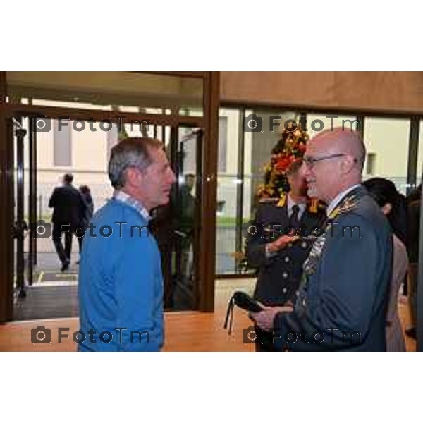 Foto Manzoni Tiziano/LaPresse 16-12-22 Bergamo Italia - Cronaca -Bergamo Presentazione del calendario storico dell\'Accademia della Guardia di Finanza Tino Manzoni è il presidente dell\'Associazione Centro Autismo Bergamo con il Generale Kalenda