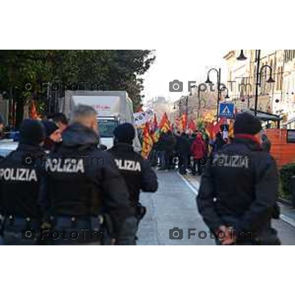 Foto Manzoni Tiziano/LaPresse 17- 12- 2022 Bergamo Italia - Cronaca - Bergamo Manifestazione sindacale Cobas