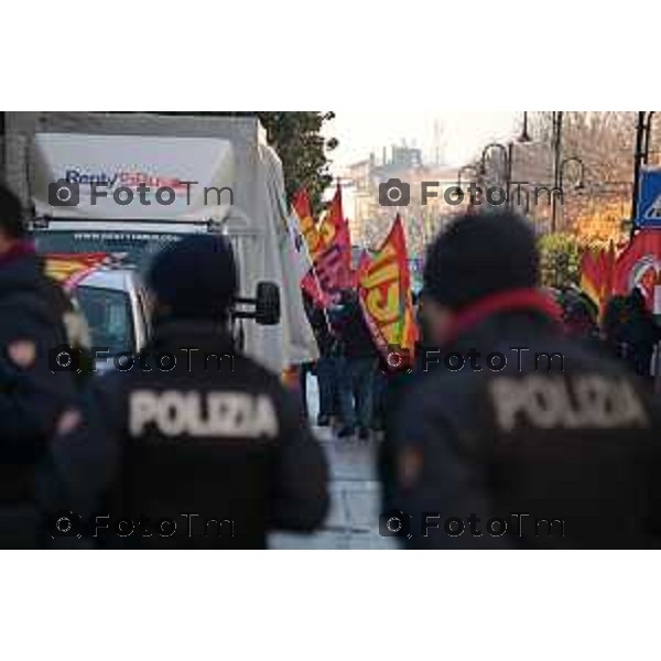 Foto Manzoni Tiziano/LaPresse 17- 12- 2022 Bergamo Italia - Cronaca - Bergamo Manifestazione sindacale Cobas