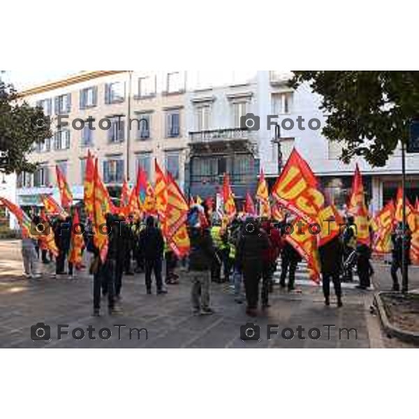 Foto Manzoni Tiziano/LaPresse 17- 12- 2022 Bergamo Italia - Cronaca - Bergamo Manifestazione sindacale Cobas