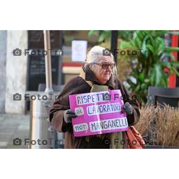 Foto Manzoni Tiziano/LaPresse 17- 12- 2022 Bergamo Italia - Cronaca - Bergamo Manifestazione sindacale Cobas