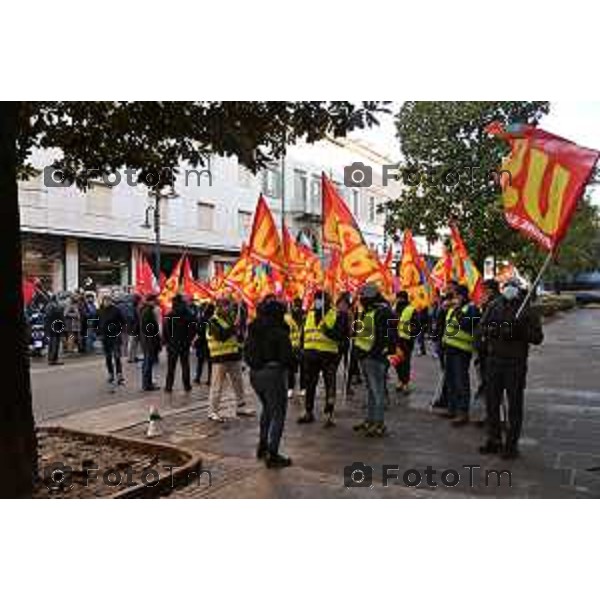 Foto Manzoni Tiziano/LaPresse 17- 12- 2022 Bergamo Italia - Cronaca - Bergamo Manifestazione sindacale Cobas