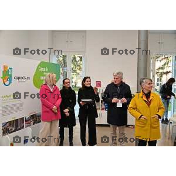 Tiziano Manzoni/LaPresse 9-01- 2023 Bergamo, Italia Cronaca centro ASST in via Borgo Palazzo 130 a Bergamo, inaugurazione Co-Housing CAPACITyES. consegna chiavi degli appartamenti alle 10 famiglie selezionate nell\'ambito del progetto. Marcella Messina - Assessora Politiche Sociali Comune di Bergamo Loredana Poli - Assessora istruzione e Politiche per i Giovani Marco Brembilla – Assessore ai Lavori pubblici Daniela Meridda - presidente Cooperativa Ruah Sig.ra Jolanda