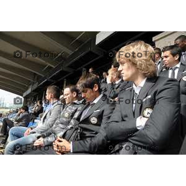 Funerali Piermario Morosini NELLA FOTO LE GRADINATE DELLO STADIO SQUADRa UDINESE CHE SEGUE LA CERIMONIA DEL FUNERALE foto Tiziano Manzoni Fotogramma Bergamo