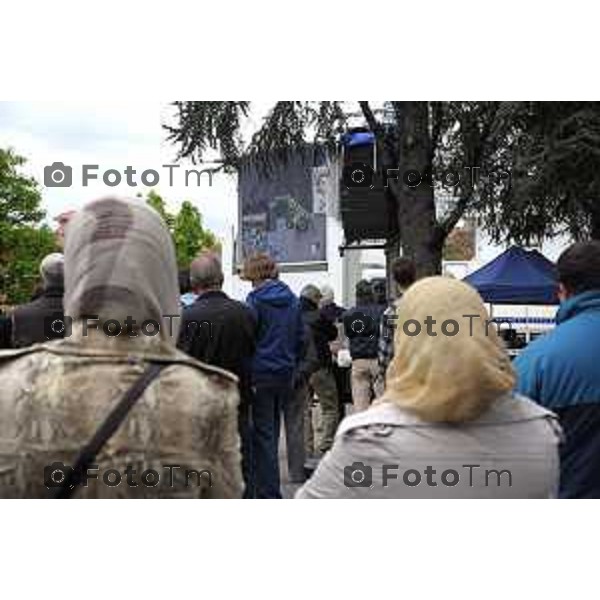 Bergamo Funerali Piermaio Morosini Nella foto RAGAZZE DELLA COMUNITà MUSULMANA SEGUONO IL FUNERALE SUI MAXI SCHERMI 19 Aprile 2012 foto Tiziano Manzoni/Fotogramma Bergamo