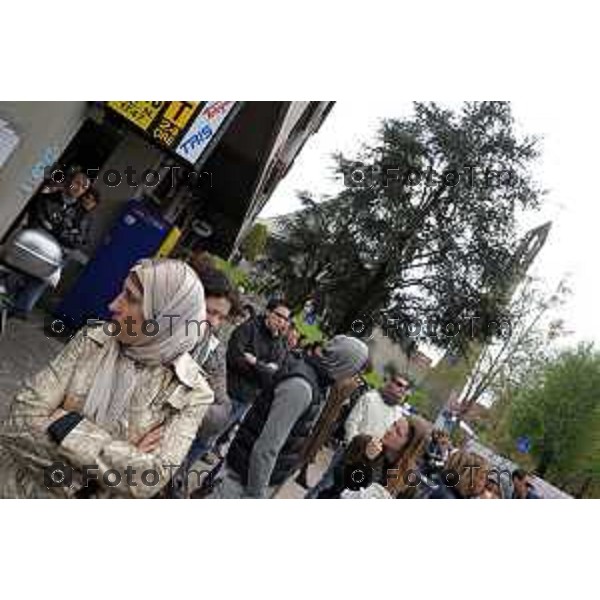 Bergamo Funerali Piermaio Morosini RAGAZZE DELLA COMUNITà MUSULMANA SEGUONO IL FUNERALE SUI MAXI SCHERMI 19 Aprile 2012 foto Tiziano Manzoni/Fotogramma Bergamo