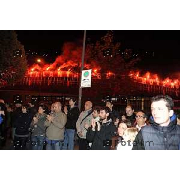 L\'arrivo della salma a Bergamo di Piermario Morosini nella foto il saluto dei tifosi e degli amici di Monterosso. foto Tiziano Manzoni Fotogramma Bergamo