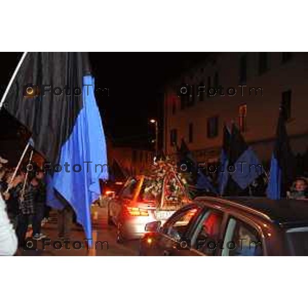 L\'arrivo della salma a Bergamo di Piermario Morosini nella foto il saluto dei tifosi e degli amici di Monterosso. foto Tiziano Manzoni Fotogramma Bergamo