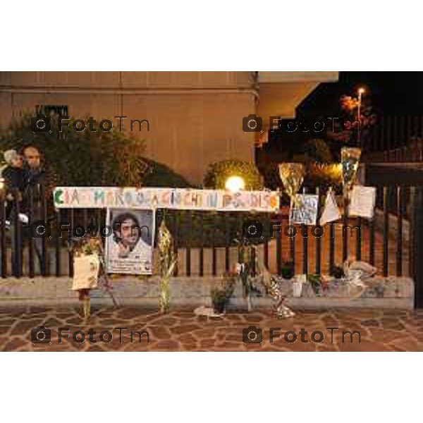 L\'arrivo della salma a Bergamo di Piermario Morosini nella foto il saluto dei tifosi e degli amici di Monterosso. foto Tiziano Manzoni Fotogramma Bergamo