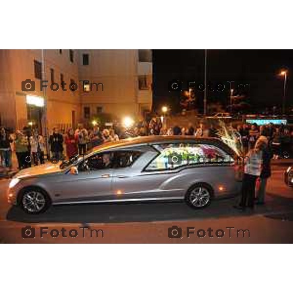 L\'arrivo della salma a Bergamo di Piermario Morosini nella foto il saluto dei tifosi e degli amici di Monterosso. foto Tiziano Manzoni Fotogramma Bergamo