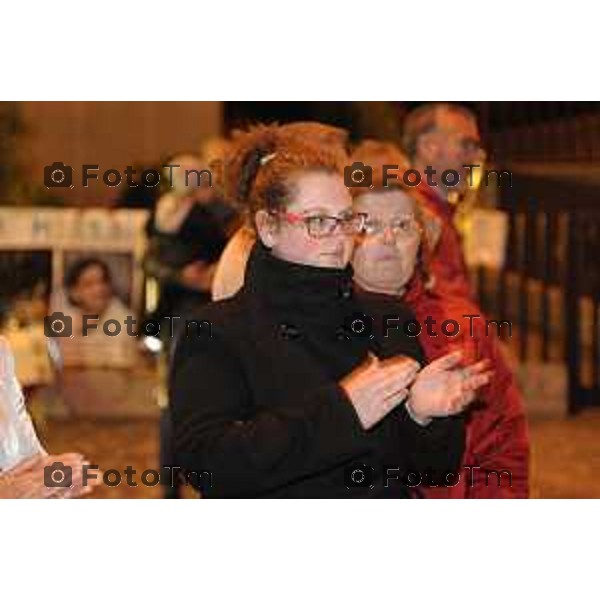 L\'arrivo della salma a Bergamo di Piermario Morosini nella foto il saluto dei tifosi e degli amici di Monterosso. foto Tiziano Manzoni Fotogramma Bergamo