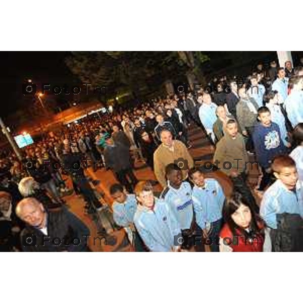 L\'arrivo della salma a Bergamo di Piermario Morosini nella foto il saluto dei tifosi e degli amici di Monterosso. foto Tiziano Manzoni Fotogramma Bergamo