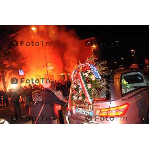 L\'arrivo della salma a Bergamo di Piermario Morosini nella foto il saluto dei tifosi e degli amici di Monterosso. foto Tiziano Manzoni Fotogramma Bergamo