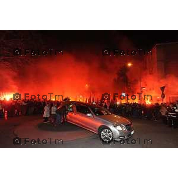 L\'arrivo della salma a Bergamo di Piermario Morosini nella foto il saluto dei tifosi e degli amici di Monterosso. foto Tiziano Manzoni Fotogramma Bergamo